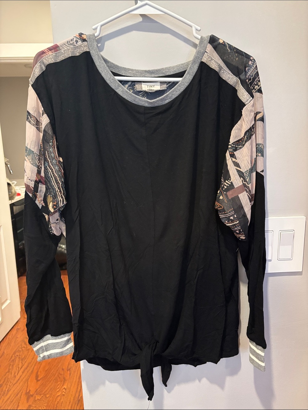 Black Long-Sleeve Tie-Hem Top with back Pattern